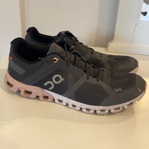 ON CloudFlow size 10.5 Women’s Running shoe